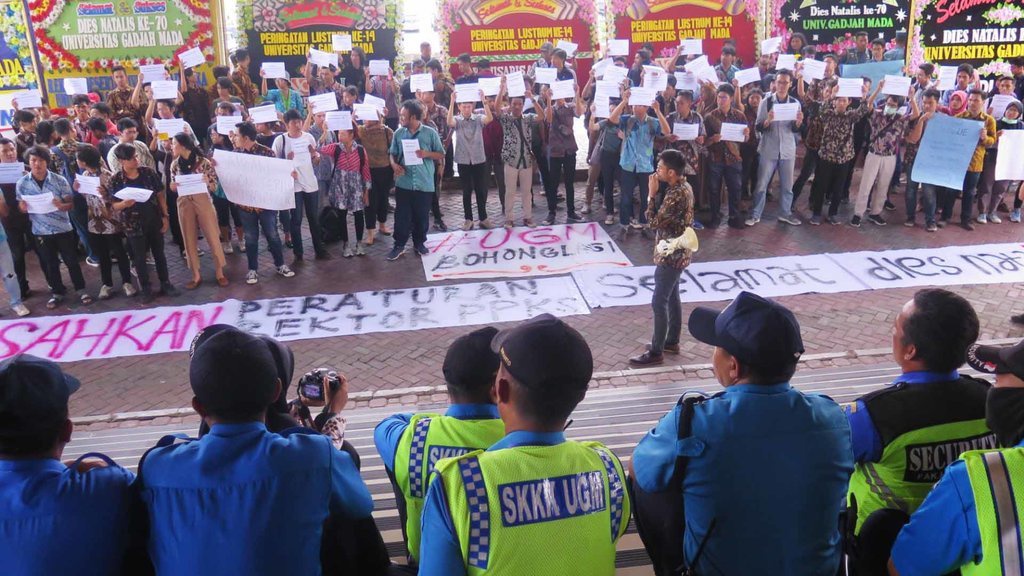 Mahasiswa UGM Demo Rektor Minta Sahkan Aturan Kekerasan Seksual Mahasiswa UGM Demo Rektor Minta Sahkan Aturan Kekerasan Seksual