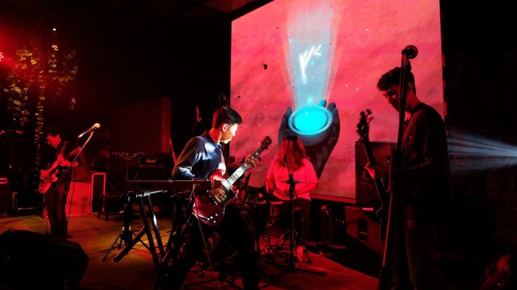 Eisen jadi Bukti Kancah Musik Surabaya sedang Bergemuruh