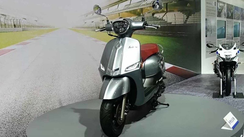 Saluto 125, Motor Suzuki Pertama Tanpa Kunci & Bergaya Vespa