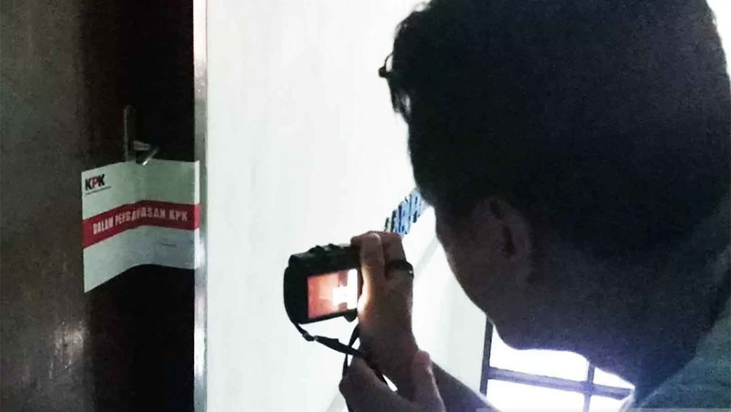 KPK Segel Ruangan LPSE Pemkab Sidoarjo KPK Segel Ruangan LPSE Pemkab Sidoarjo