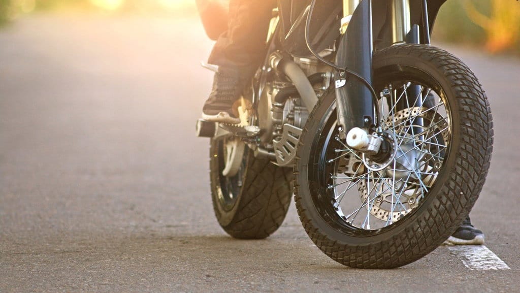 Ban Motor Tubeless vs Biasa: Kenali Perbedaan dan Kelebihannya Ban Motor Tubeless vs Biasa: Kenali Perbedaan dan Kelebihannya