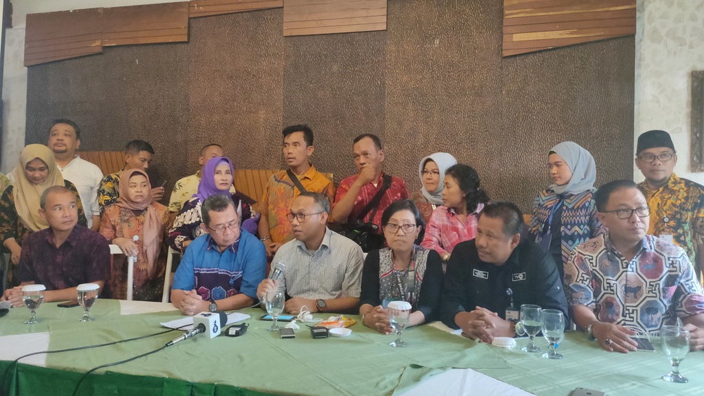 Karyawan Segel Ruang Dewas TVRI karena Helmy Yahya Dipecat Karyawan Segel Ruang Dewas TVRI karena Helmy Yahya Dipecat