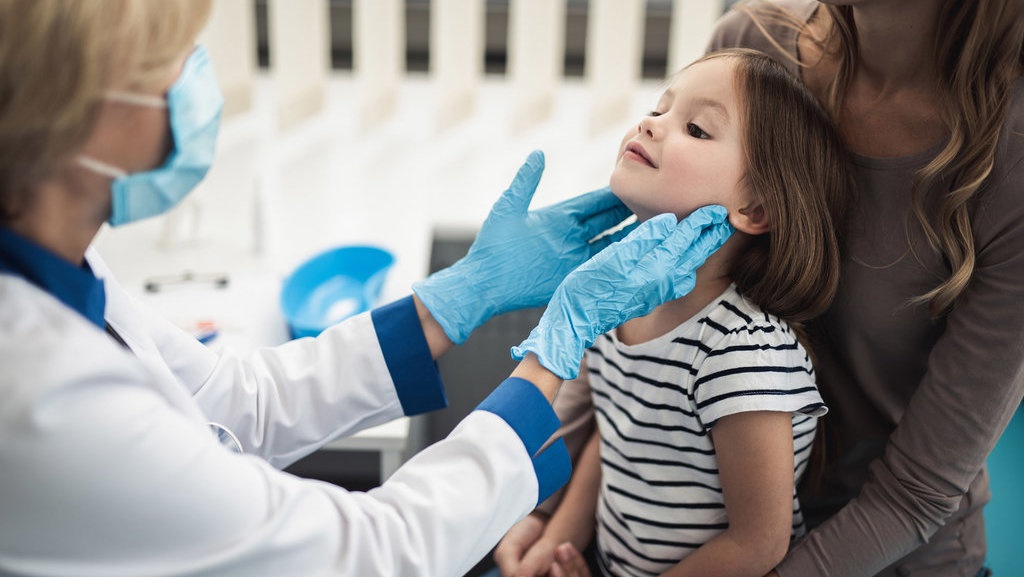 Cara Mengatasi Peradangan Amandel Secara Alami: Kumur Air Garam