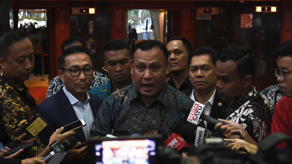 Mengapa Kepercayaan Publik ke KPK Terjun Bebas di Era Firli Bahuri? Mengapa Kepercayaan Publik ke KPK Terjun Bebas di Era Firli Bahuri?