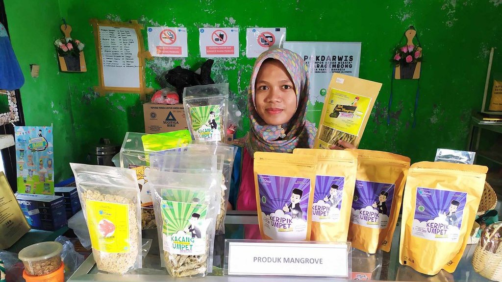 Mengolah 'Makanan Kambing' dari Hutan Bakau Muara Gembong Mengolah 'Makanan Kambing' dari Hutan Bakau Muara Gembong