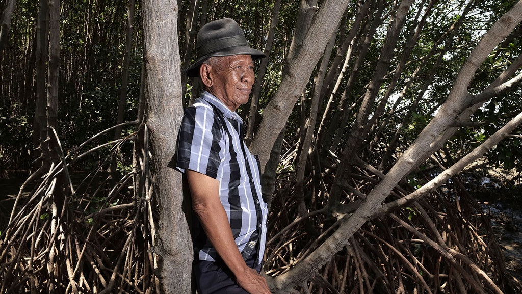 Mukarim, si Gila yang Menyelamatkan Pantai Pasuruan Mukarim, si Gila yang Menyelamatkan Pantai Pasuruan