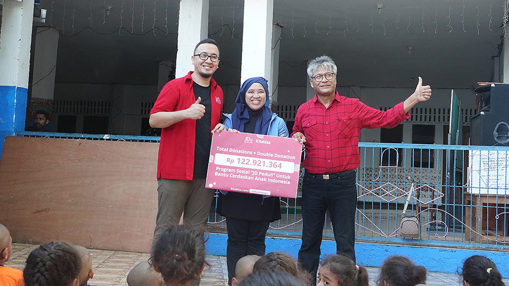 JD Peduli Menyerahkan Donasi ke Panti Asuhan di Kupang JD Peduli Menyerahkan Donasi ke Panti Asuhan di Kupang