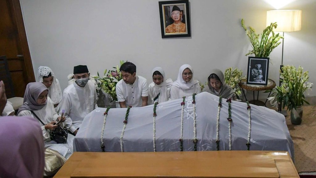 Jenazah Gus Solah Dijemput Gubernur Khofifah di Bandara Juanda Jenazah Gus Solah Dijemput Gubernur Khofifah di Bandara Juanda