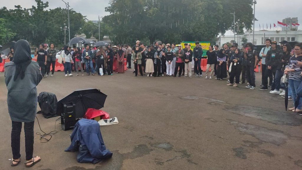 Tiga Warga Mojokerto Aksi Jalan Kaki Tolak Tambang ke Istana Negara Tiga Warga Mojokerto Aksi Jalan Kaki Tolak Tambang ke Istana Negara