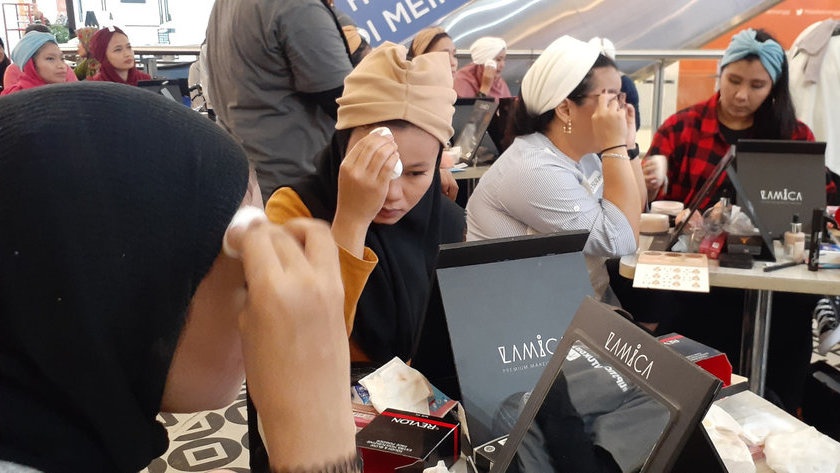 Lipstik untuk Difabel: Make up Sebagai Media Terapi Pemulihan Lipstik untuk Difabel: Make up Sebagai Media Terapi Pemulihan