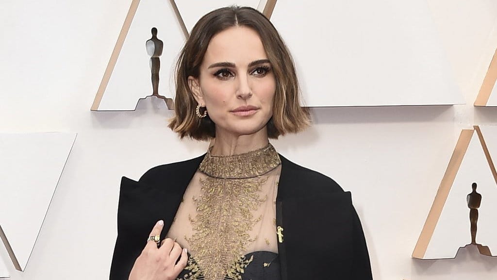 Natalie Portman Lakukan Aksi Protes Saat Oscar 2020 Natalie Portman Lakukan Aksi Protes Saat Oscar 2020