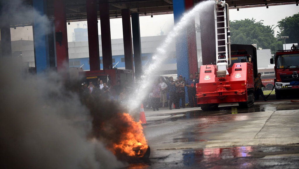 Damkar DKI Pamerkan Robot Pemadam Kebakaran Damkar DKI Pamerkan Robot Pemadam Kebakaran