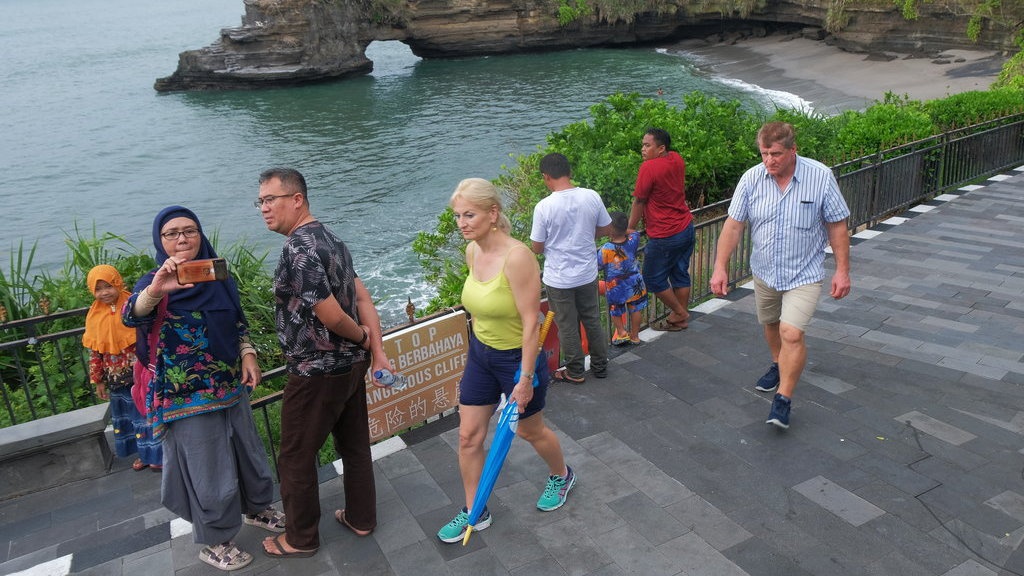 Bisnis Pariwisata Terinfeksi Corona, PHK Mulai Hantui Pekerja