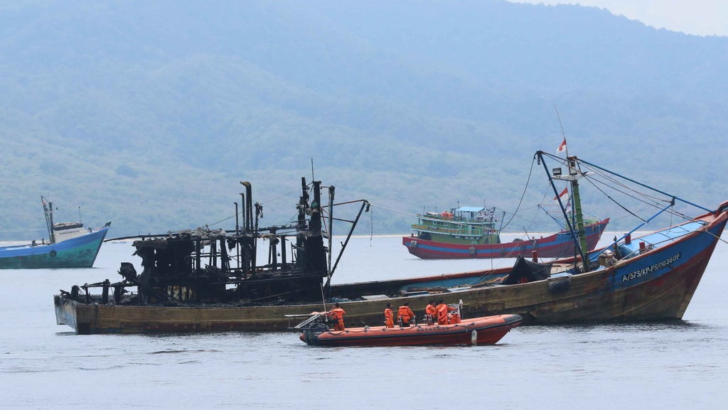 Sejarah Perkembangan Jalur Transportasi & Perdagangan Indonesia Sejarah Perkembangan Jalur Transportasi & Perdagangan Indonesia
