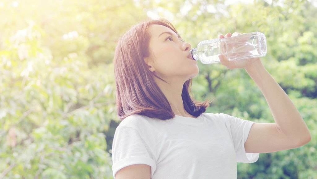 Pentingnya Minum Air Saat Cuaca Tak Menentu Pentingnya Minum Air Saat Cuaca Tak Menentu
