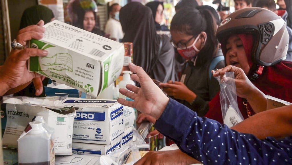 Dampak Virus Corona: Harga Masker & Hand Sanitizer Melonjak di DKI Dampak Virus Corona: Harga Masker & Hand Sanitizer Melonjak di DKI