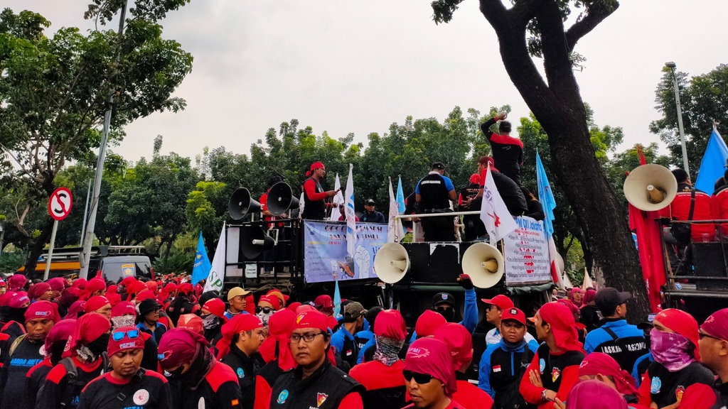 Serikat Buruh Demo Balai Kota DKI Desak Anies-DPRD Tolak RUU Cilaka Serikat Buruh Demo Balai Kota DKI Desak Anies-DPRD Tolak RUU Cilaka