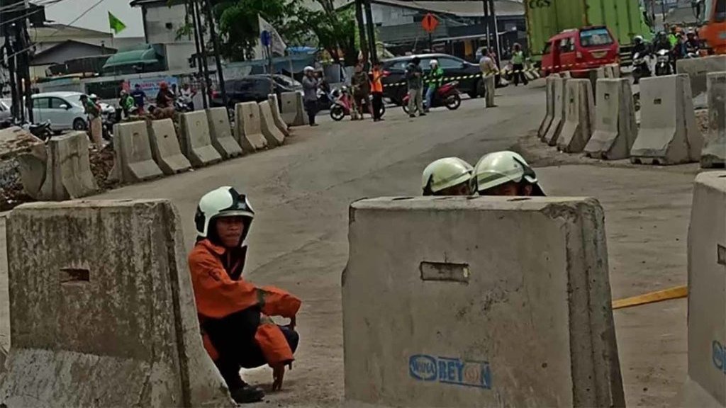 Sebagian Jalan Raya Bekasi Ditutup Imbas Kebocoran Gas Sebagian Jalan Raya Bekasi Ditutup Imbas Kebocoran Gas