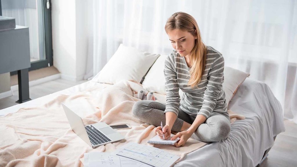 Waspada Bahaya Kerja di Atas Tempat Tidur Saat Work From Home Waspada Bahaya Kerja di Atas Tempat Tidur Saat Work From Home
