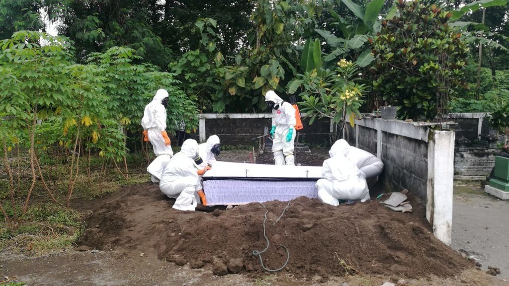 Mereka yang Mati Tak Tercatat & Tanpa Dites Saat Pandemi COVID-19 Mereka yang Mati Tak Tercatat & Tanpa Dites Saat Pandemi COVID-19