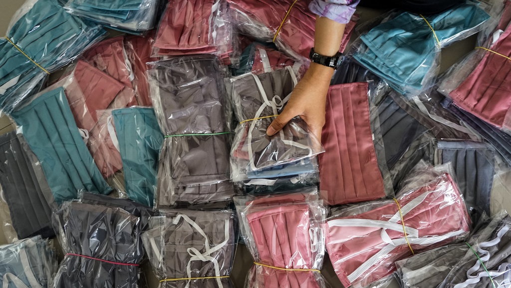 Cara Benar Pakai Masker Kain Buat Cegah Corona: Hindari Neck Gaiter Cara Benar Pakai Masker Kain Buat Cegah Corona: Hindari Neck Gaiter