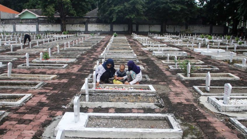 13 Adab Takziah dan Ziarah Kubur sesuai Sunnah 13 Adab Takziah dan Ziarah Kubur sesuai Sunnah