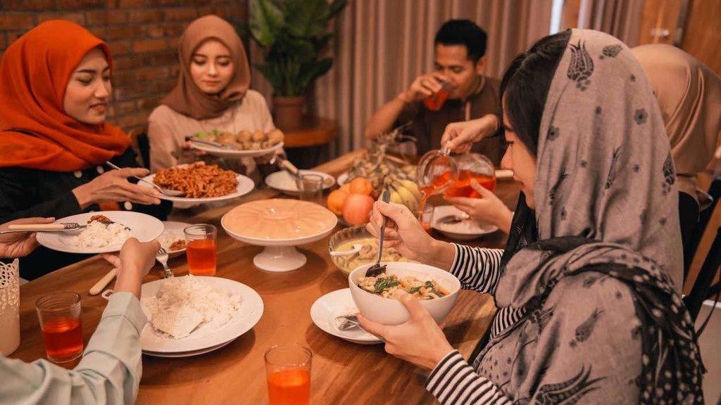 Adab Makan dan Minum dalam Islam: Jangan Lupa Duduk & Berdoa Adab Makan dan Minum dalam Islam: Jangan Lupa Duduk & Berdoa