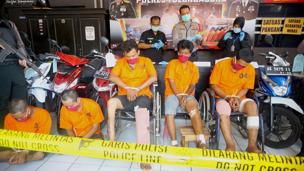 Aparat di 23 Polda se-Indonesia Tangkap 135 Narapidana Asimilasi Aparat di 23 Polda se-Indonesia Tangkap 135 Narapidana Asimilasi