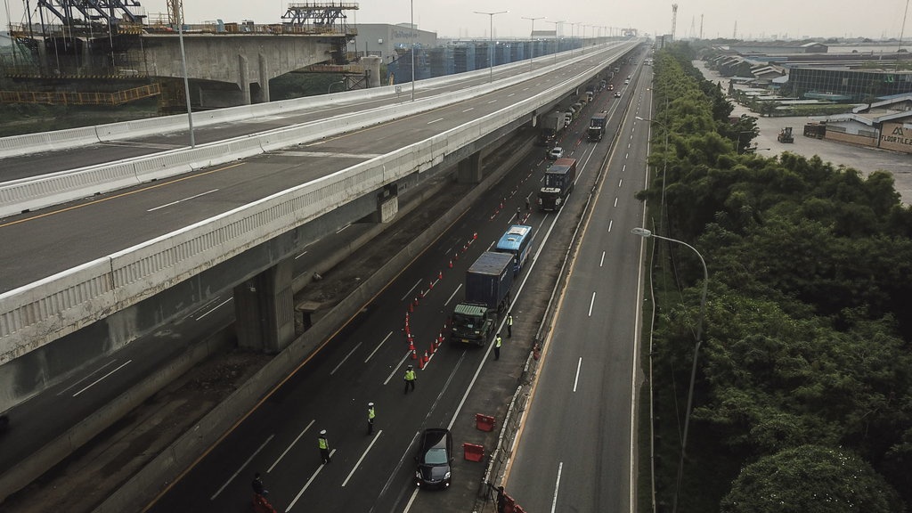 Buka Tutup Contraflow di KM 55 Sampai Tol Jakarta-Cikampek Buka Tutup Contraflow di KM 55 Sampai Tol Jakarta-Cikampek