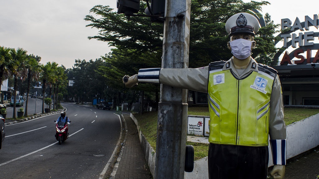 Seorang Polisi Dimutasi karena Marah Saat Ditegur Tak Pakai Masker Seorang Polisi Dimutasi karena Marah Saat Ditegur Tak Pakai Masker