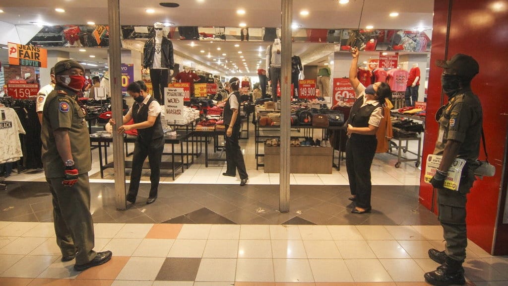 Menuju New Normal: TNI-Polri Disiagakan di Mal & Transportasi Umum Menuju New Normal: TNI-Polri Disiagakan di Mal & Transportasi Umum