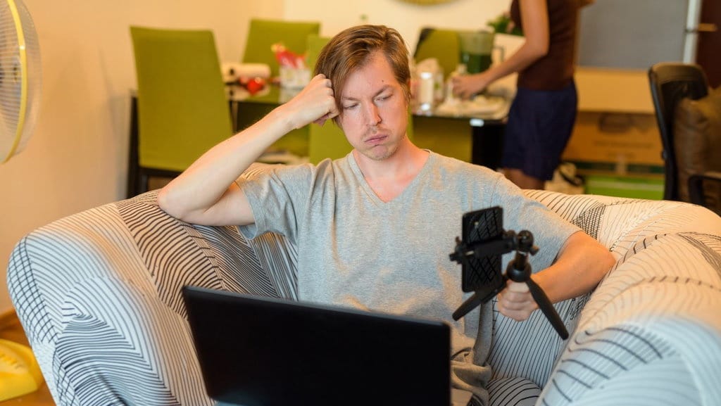 Video Call Memang Bikin Penat, Anda Harus Punya Batasan yang Jelas