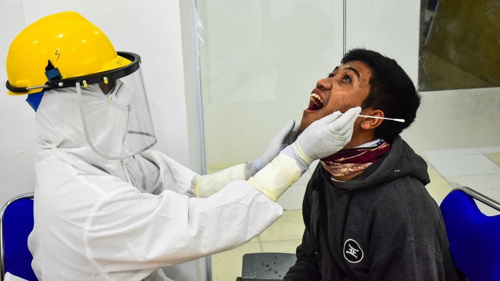 BPJS Watch: Kemenkes Harusnya Terbitkan Batas Tarif Tes Swab