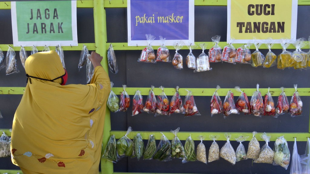 Gotong Royong Warga Sambil Menunggu Pemerintah Lebih Berguna Gotong Royong Warga Sambil Menunggu Pemerintah Lebih Berguna