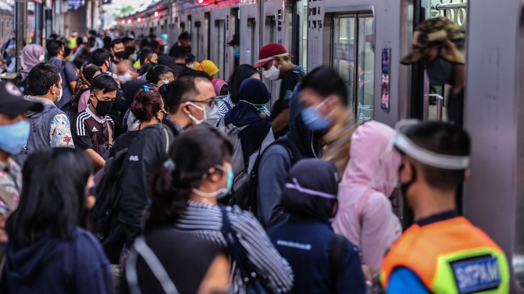 Pandemi Corona, Dokter Sarankan Komuter Jangan Main Gawai di KRL