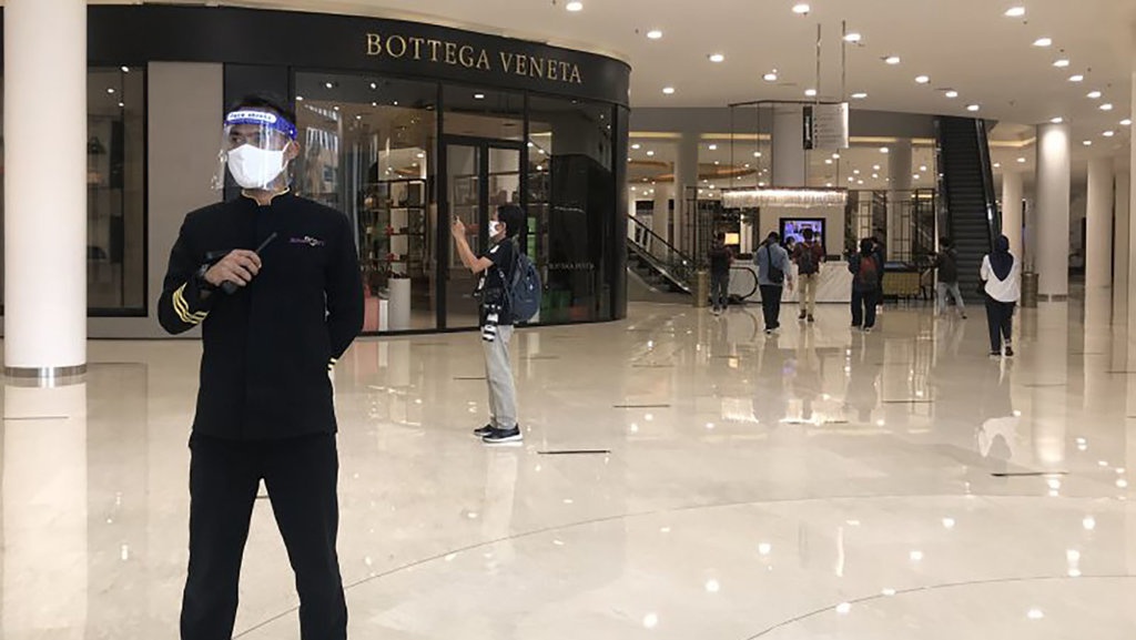 Mal Mulai Dibuka Buat yang Sudah Vaksin, Prokes Tetap Harus Ketat Mal Mulai Dibuka Buat yang Sudah Vaksin, Prokes Tetap Harus Ketat