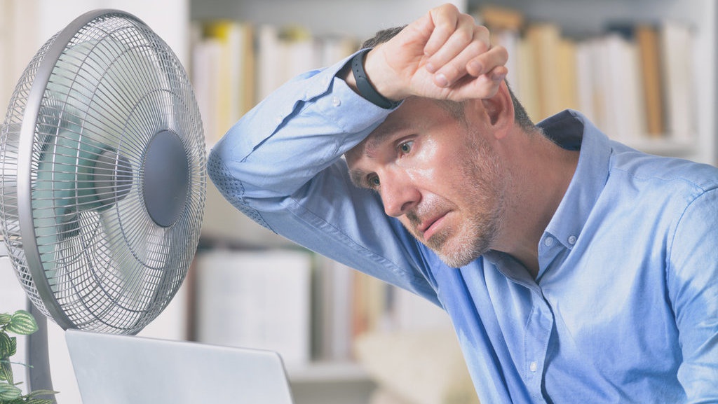 Cara Mengatasi Keringat Berlebih di Wajah: Harus Tetap Terhidrasi