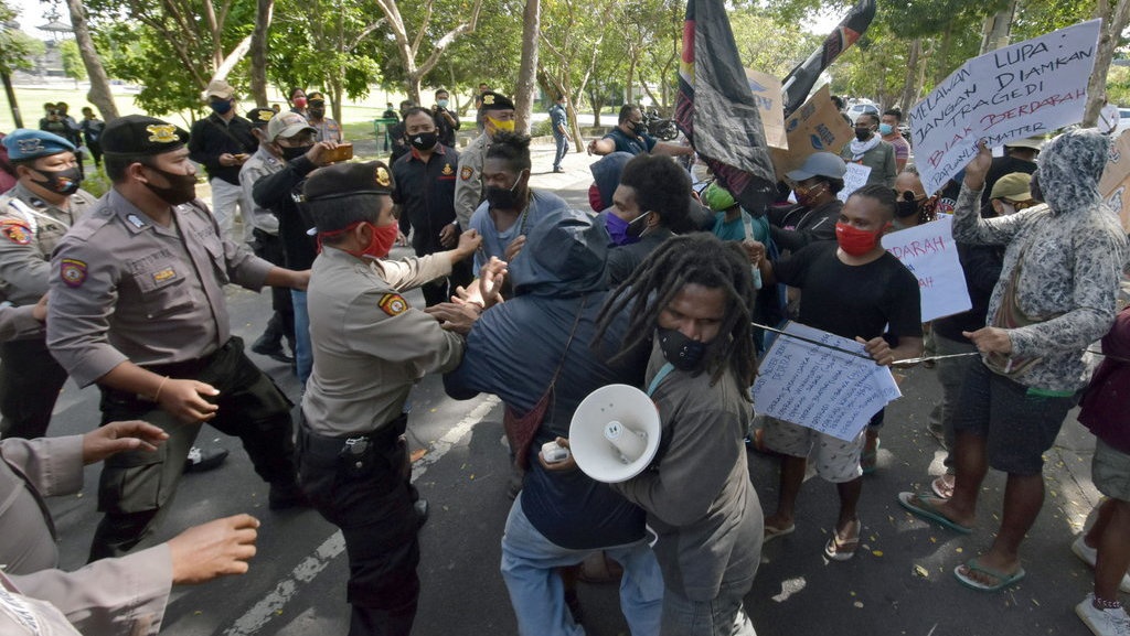 Represi Polisi terhadap Demonstran Tolak Otsus dan Desak Referendum Represi Polisi terhadap Demonstran Tolak Otsus dan Desak Referendum