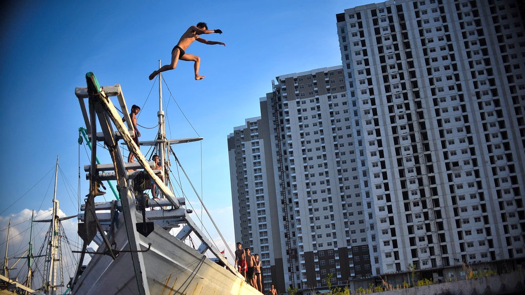 Aksi Anak Pesisir Melompat Dari Atas Kapal Aksi Anak Pesisir Melompat Dari Atas Kapal