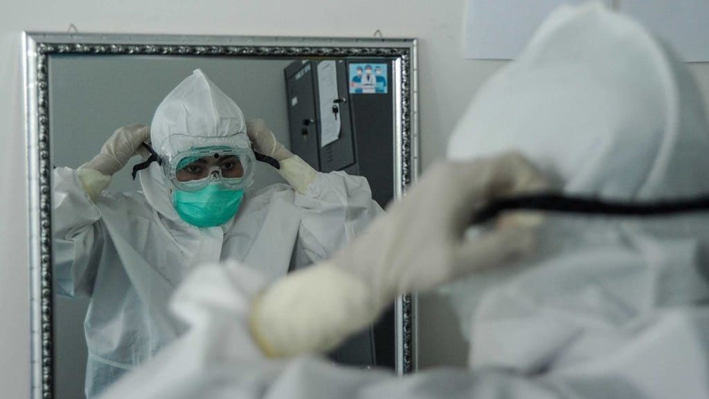 Bayang-Bayang Pemotongan Upah Nakes yang Kerja Berlebih dan Lelah