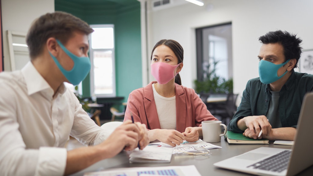 Cara Mengatasi Stres Saat Kembali Kerja di Kantor Usai Lama WFH Cara Mengatasi Stres Saat Kembali Kerja di Kantor Usai Lama WFH