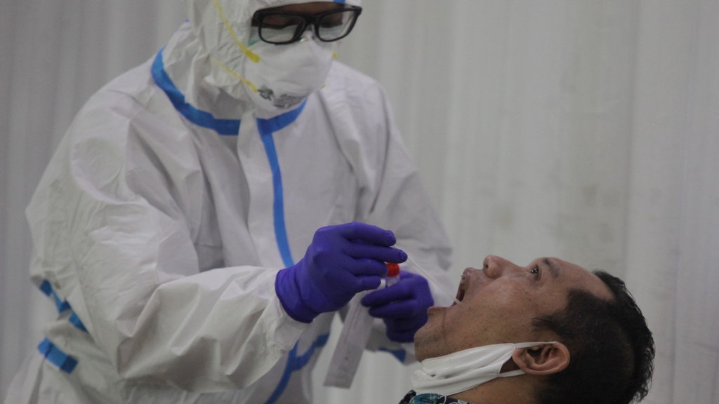 Bahaya di Balik Keterlambatan Pelaporan Lab Uji Swab Corona