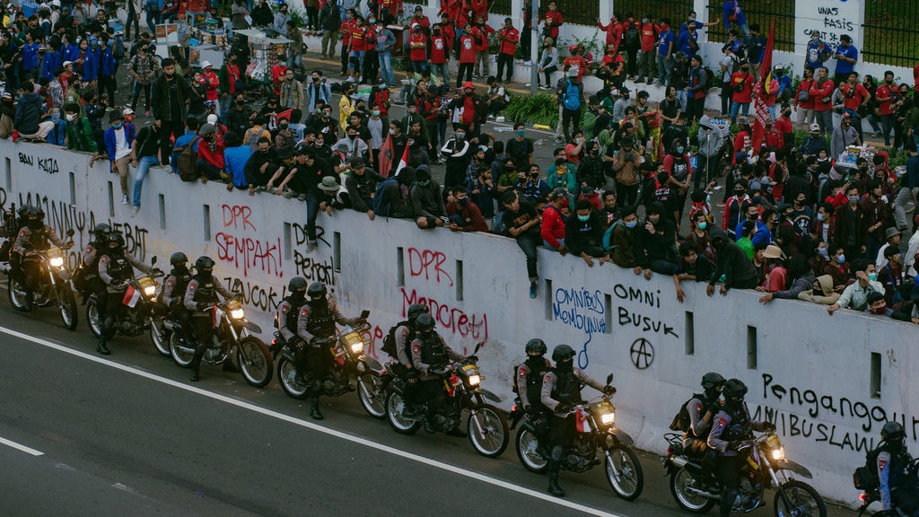 Tolak Omnimbus Law RUU Cipta Kerja, Buruh dan Mahasiswa Kepung DPR