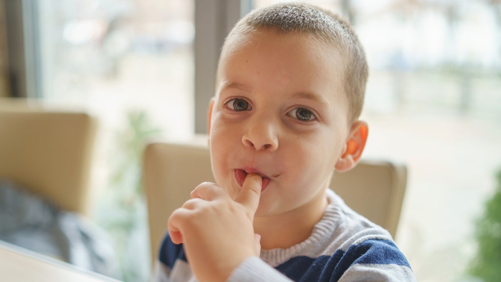 Cara Agar Anak Mau Minum Air Putih dan Manfaatnya Bagi Kesehatan