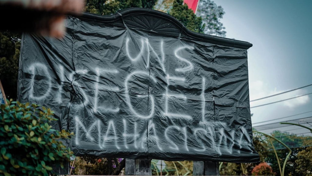 UNS Bikin Susah Mahasiswa, Maka Jadilah 'Universitas Nggawe Susah'