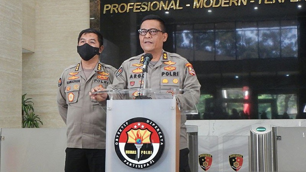 Polisi Tangkap Warganet Cuit Kutipan UU Ciptaker 'Hapus Cuti' Polisi Tangkap Warganet Cuit Kutipan UU Ciptaker 'Hapus Cuti'