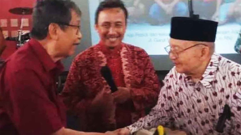 Ajip Rosidi Meninggal pada Usia 82 Tahun di Magelang Rabu 29 Juli Ajip Rosidi Meninggal pada Usia 82 Tahun di Magelang Rabu 29 Juli