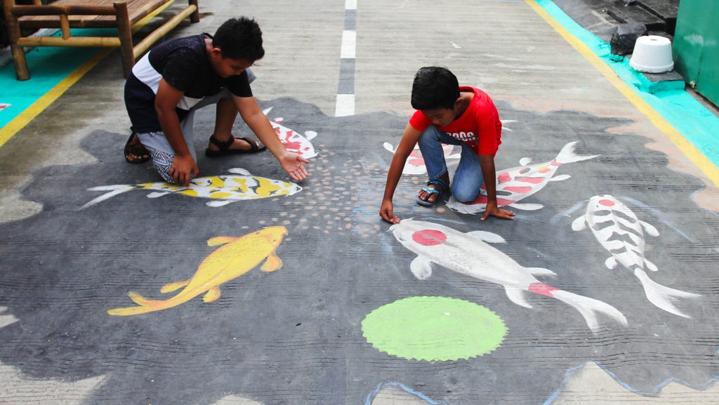 Warga Hias Ligkungan dengan Lukisan 3D Jelang HUT RI ke-75