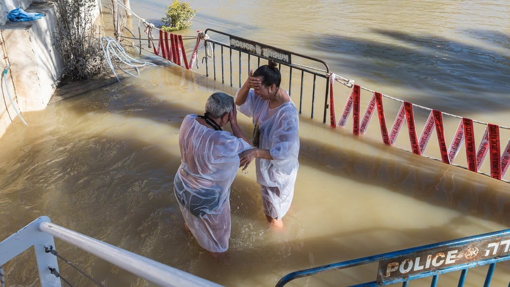 Memahami Arti Baptisan Menurut Alkitab dan Macam-Macamnya Memahami Arti Baptisan Menurut Alkitab dan Macam-Macamnya