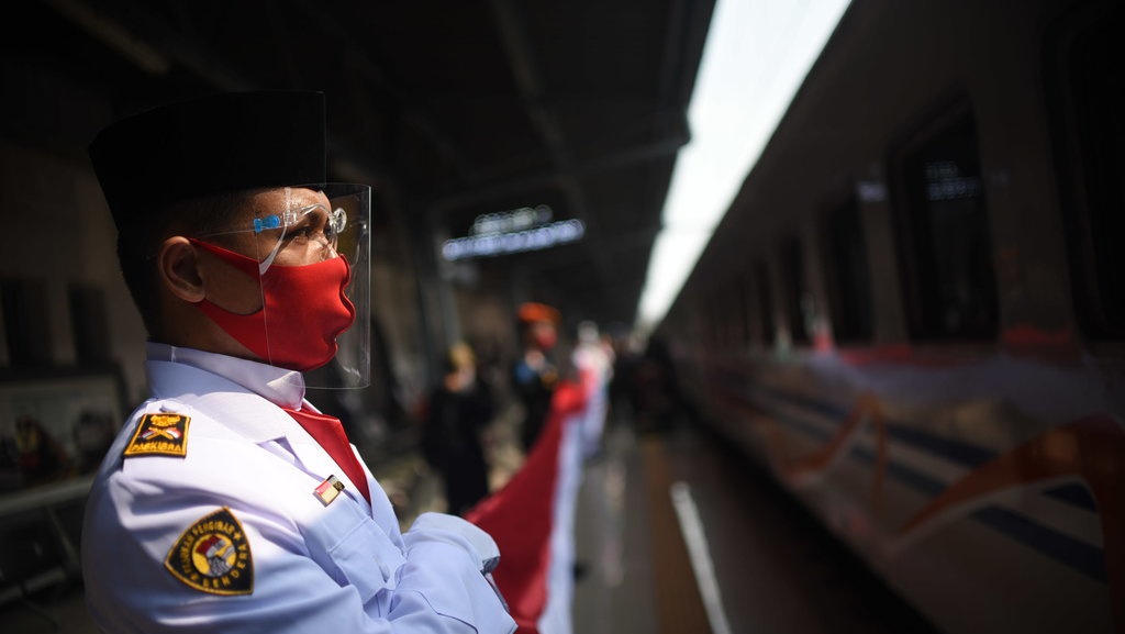 Pembentangan Bendera Merah Putih di Rangkaian Kereta Api